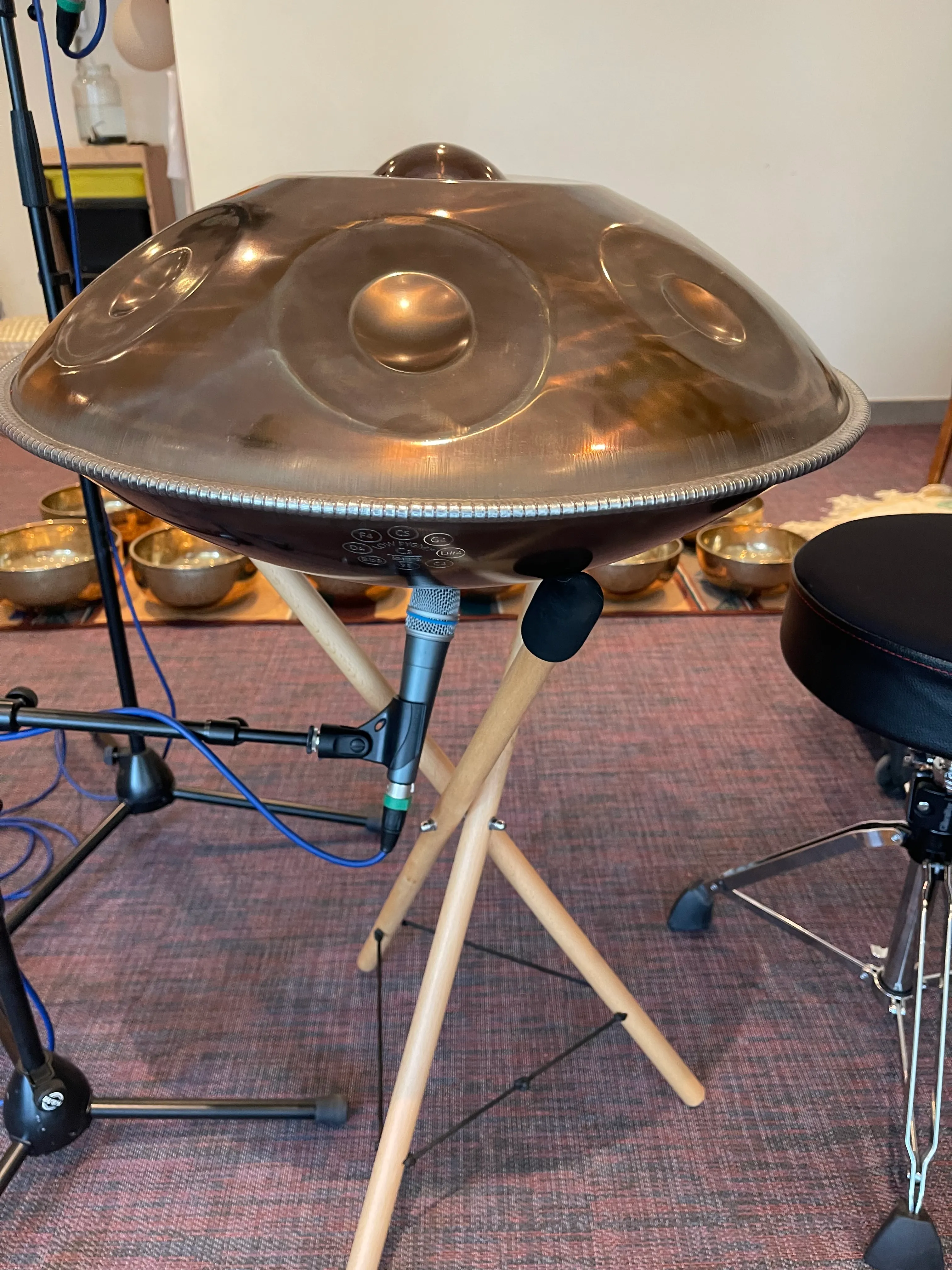 Handpan op een statief, klaar voor een soundwork-sessie