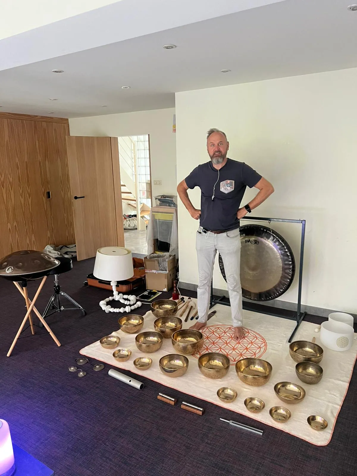 Jan Wielemans bij zijn klankinstrumenten — klankschalen, gong en handpan