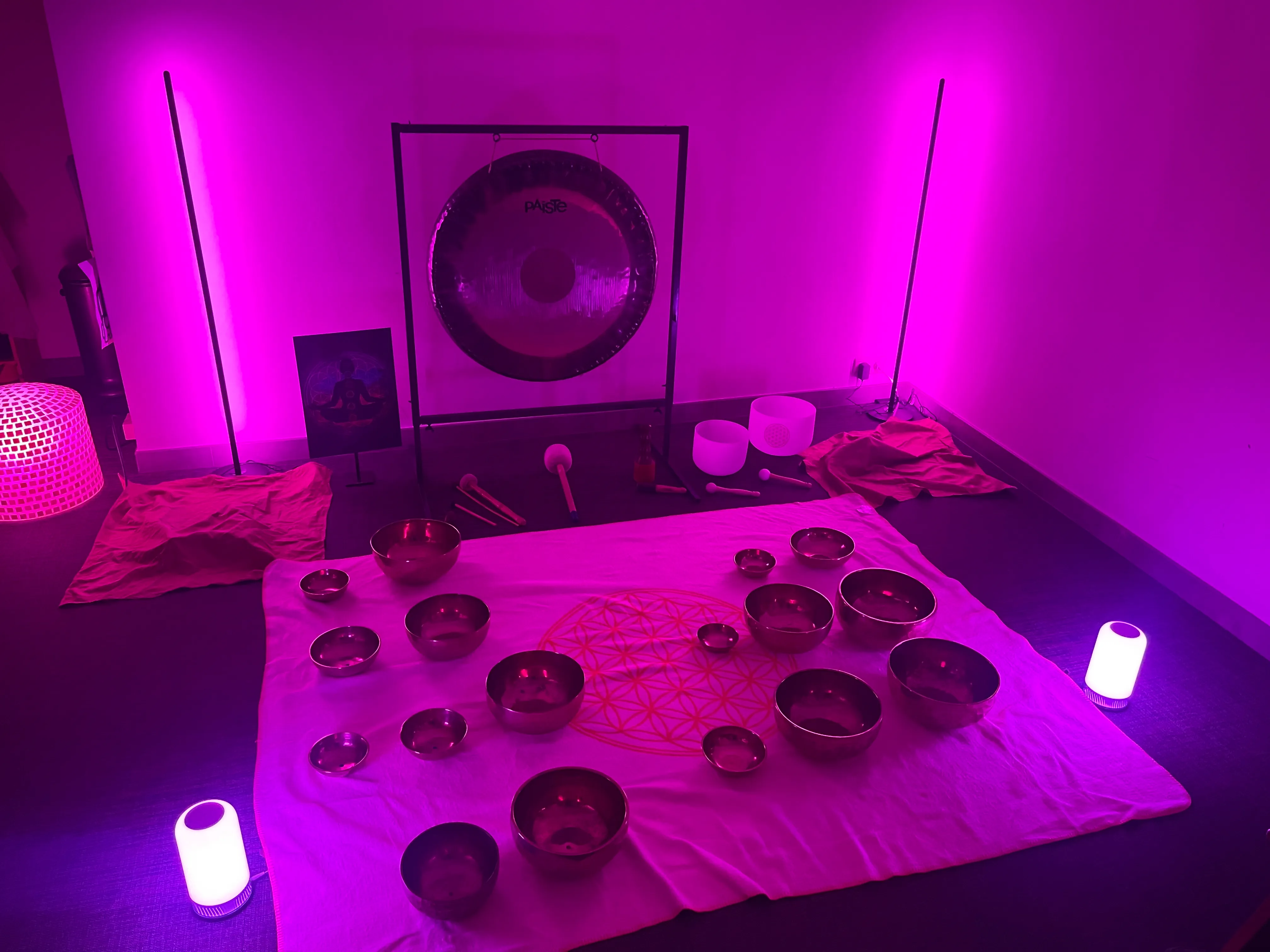 Sfeervol verlichte ruimte met gong en klankschalen, klaar voor een soundwork-sessie
